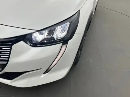 Photo 15 Peugeot 208  Electrique 50 kWh 136ch