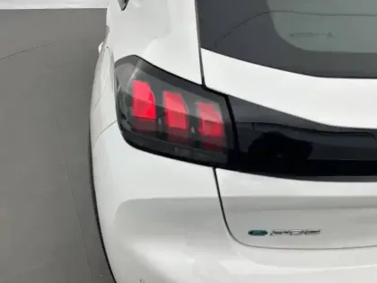 Photo 16 Peugeot 208  Electrique 50 kWh 136ch