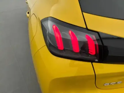 Photo 16 Peugeot 208  PureTech 100 S&S EAT8