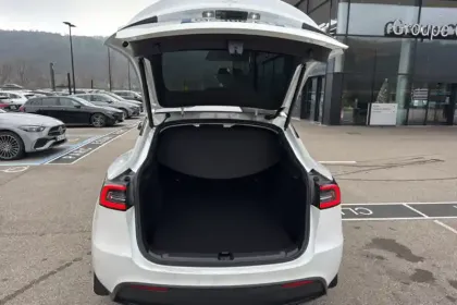 Photo 8 Tesla Model Y  Grande Autonomie Dual Motor AWD