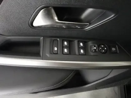 Photo 99 Peugeot 3008  Hybrid 136 e-DCS6