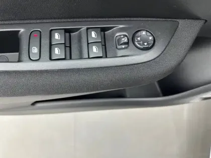 Photo 18 Peugeot 208  Electrique 50 kWh 136ch