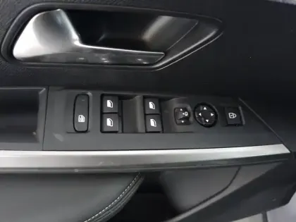 Photo 35 Peugeot 5008  Hybrid 136 e-DCS6