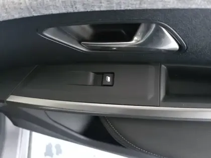 Photo 30 Peugeot 5008  Hybrid 136 e-DCS6