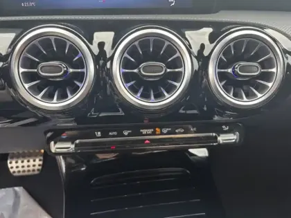 Photo 15 Mercedes CLA 200 AMG Line