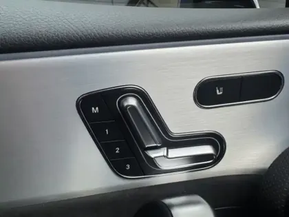 Photo 17 Mercedes Classe A 200 d Star Edition