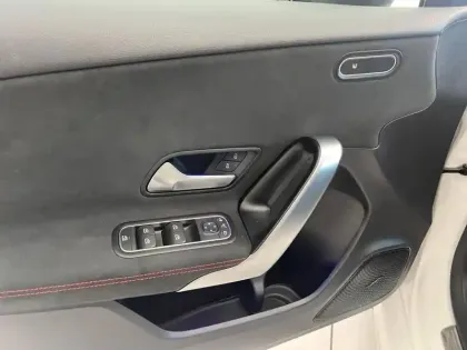 Photo 11 Mercedes Classe A 200 d AMG Line