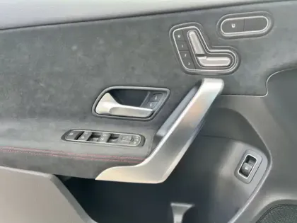 Photo 11 Mercedes Classe A 250 e AMG Line