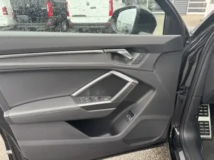 Photo 26 Audi Q3 45 TFSI e S line