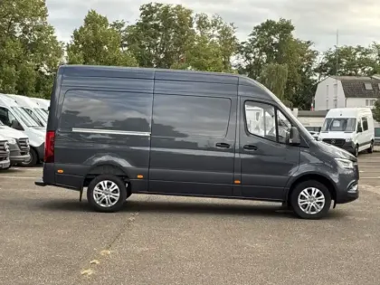 Photo 29 Mercedes Sprinter 319 CDI fourgon 12m3 37 V6 3.0