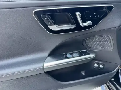 Photo 10 Mercedes Classe C  300 e Hybrid EQ Berli