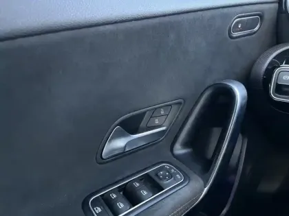 Photo 11 Mercedes Classe A 200 d AMG Line