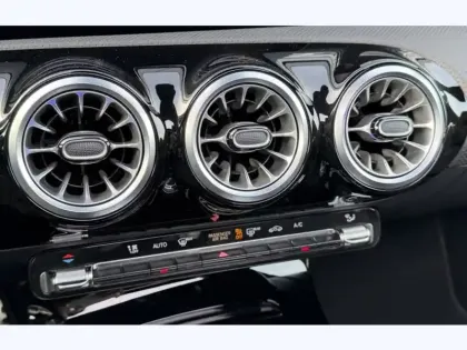 Photo 17 Mercedes Classe A 200 d AMG Line