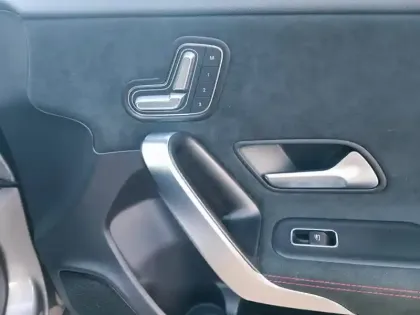 Photo 15 Mercedes Classe A 200 d AMG Line 