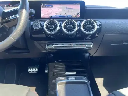 Photo 15 Mercedes Classe A 200 Berline AMG Line