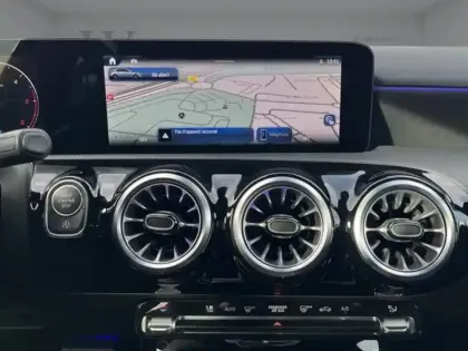 Photo 19 Mercedes Classe A 180 d AMG Line