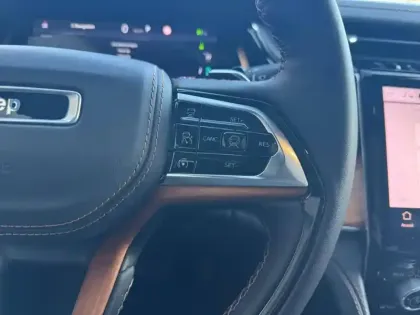 Photo 16 Jeep Grand Cherokee Summit Reserve Plug-In-Hybrid 