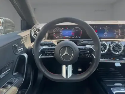 Photo 12 Mercedes Classe A 200 d AMG Line