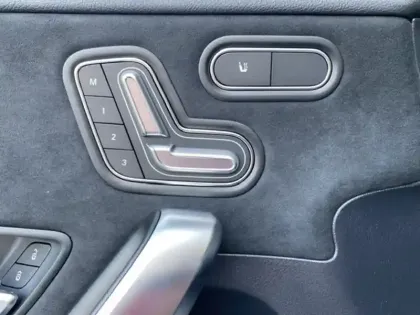 Photo 16 Mercedes Classe A 200 d AMG Line