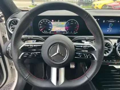 Photo 25 Mercedes Classe A A 180 Compacte AMG LINE