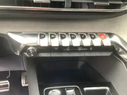 Photo 15 Peugeot 3008 Hybrid 136 e-DCS6 GT