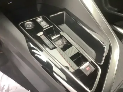 Photo 21 Peugeot 3008 Hybrid 136 e-DCS6 GT