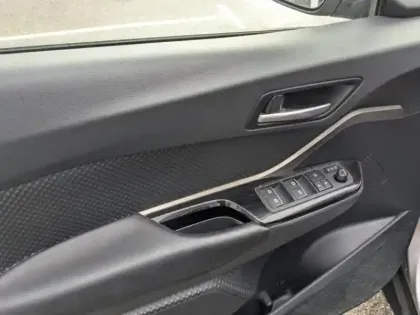 Photo 12 Toyota C-HR  122h Edition 2WD E-CVT RC18