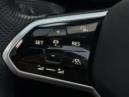 Photo 11 Volkswagen Golf  2.0 TDI SCR 150ch R-Line DSG7