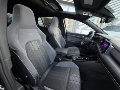 Photo 8 Volkswagen Golf  2.0 TDI SCR 150ch R-Line DSG7