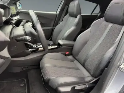 Photo 8 Peugeot 2008  e- 136ch GT