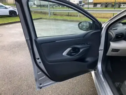 Photo 12 Toyota Yaris  116h Iconic 5p MY22