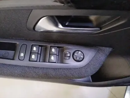 Photo 29 Peugeot 208  Hybrid 100 e-DCS6