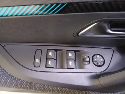 Photo 60 Peugeot 2008  PureTech 130 S&S EAT8