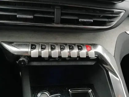 Photo 15 Peugeot 3008  PureTech 130ch S&S EAT8