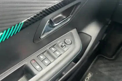 Photo 18 Peugeot 208  PureTech 100 S&S BVM6