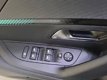 Photo 29 Peugeot 2008  PureTech 130 S&S EAT8