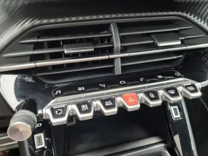 Photo 14 Peugeot 2008  PureTech 130 S&S EAT8