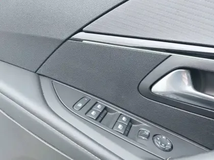 Photo 19 Peugeot 208  Electrique 50 kWh 136ch