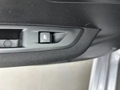 Photo 14 Peugeot 208  Electrique 50 kWh 136ch