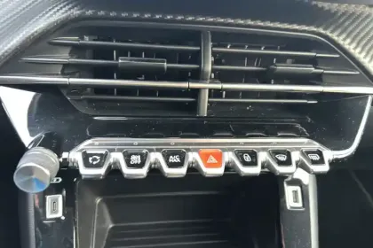 Photo 45 Peugeot 208  PureTech 100 S&S EAT8