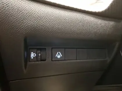 Photo 21 Peugeot 2008  Hybrid 136 e-DCS6