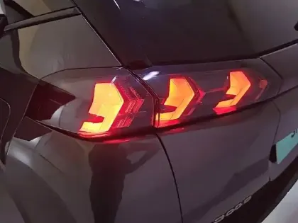 Photo 16 Peugeot 2008  BlueHDi 130 S&S EAT8