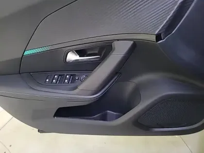 Photo 28 Peugeot 2008  BlueHDi 130 S&S EAT8