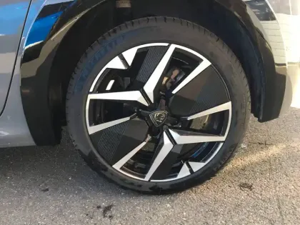 Photo 43 Peugeot 208  Hybrid 100 e-DCS6