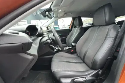 Photo 8 Peugeot 2008  PureTech 130 S&S EAT8