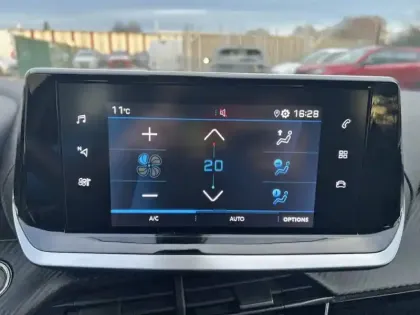 Photo 13 Peugeot 2008  PureTech 130 S&S EAT8