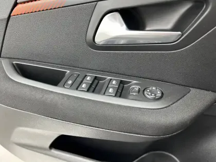 Photo 19 Peugeot 208  Electrique 50 kWh 136ch