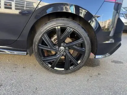 Photo 8 Volkswagen Golf  1.5 eTSI OPF 130ch R-Line DSG7