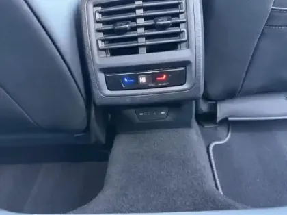 Photo 13 Volkswagen Golf  1.5 eTSI OPF 130ch R-Line DSG7