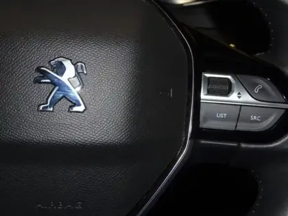 Photo 12 Peugeot 208  e- 136ch Style